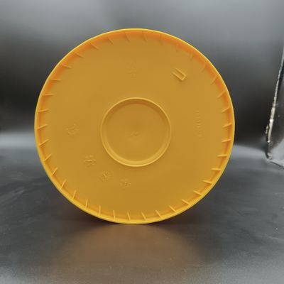 18 litrelik endüstriyel yağlı su kovaları ve nozzle sarı 20 litrelik plastik kovalar.