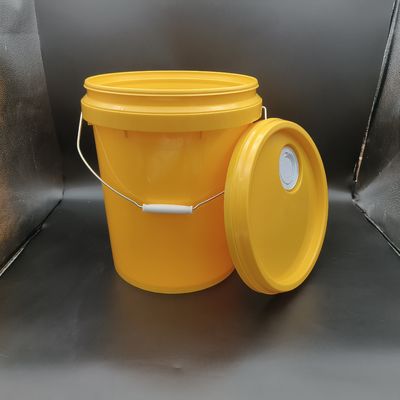 18 litrelik endüstriyel yağlı su kovaları ve nozzle sarı 20 litrelik plastik kovalar.