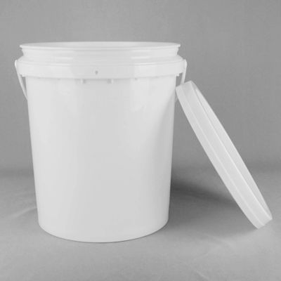 20 litrelik BPA içermeyen, kapaklı, FDA onaylı beyaz gıda kalitesi kovalar.