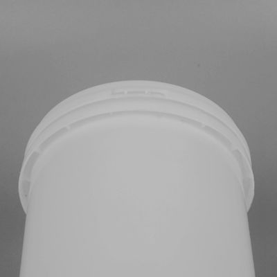 20 litrelik BPA içermeyen, kapaklı, FDA onaylı beyaz gıda kalitesi kovalar.