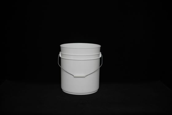 Beyaz yuvarlak 5 galon plastik kovalar endüstri için kapaklı UV dirençli tarım gıda tıbbı