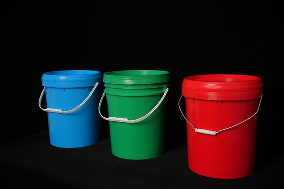 El ve kapağı olan 5 galon plastik depolama kovası